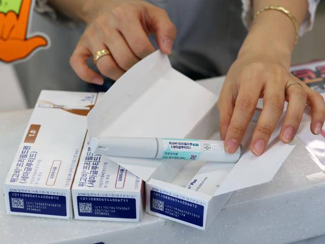 한 약사가 지난해 10월 서울 강남구의 한 약국에서 입고된 비만치료제 '위고비'를 정리하고 있다. 뉴스1