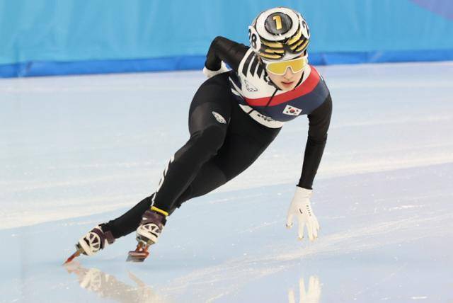 7일 중국 하얼빈 헤이룽장 빙상훈련센터 다목적홀에서 열린 2025 하얼빈 동계아시안게임 쇼트트랙 여자 500m 예선에서 한국 김길리가 역주하고 있다. 하얼빈=뉴스1