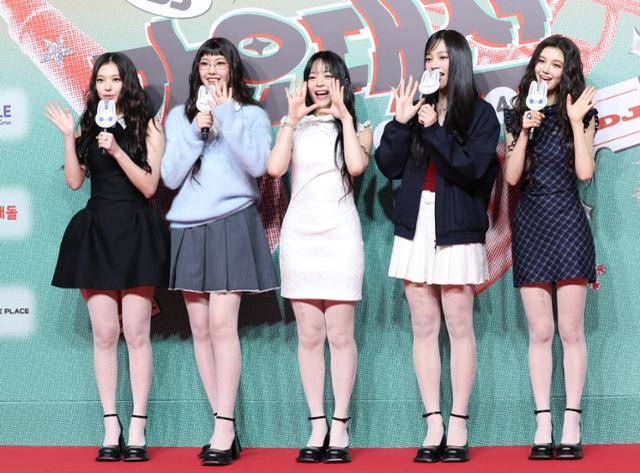 그룹 뉴진스가 NZJ로 팀명 변경을 전격 발표하고 완전한 독자 노선을 예고한 가운데, 어도어 측이 입장을 밝혔다. 뉴스1