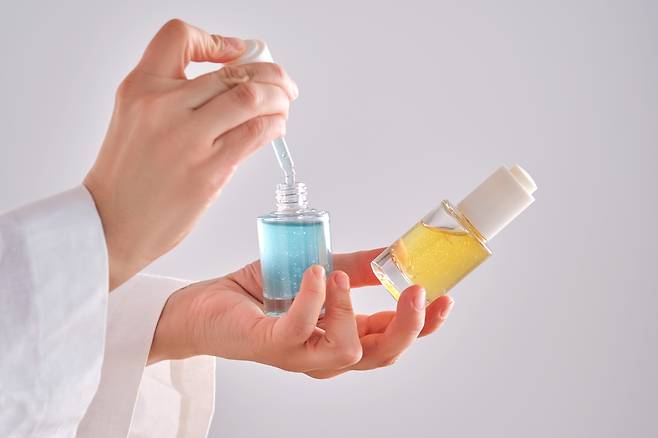 레티놀과 비타민C 제품을 같이 쓰면 피부가 따갑고 화끈거릴 수 있​어 함께 바르지 않는 게 좋다./사진=클립아트코리아