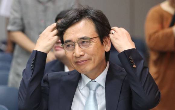 지난 5일 유튜브 방송 '매불쇼'에 나온 유 작가는 '이재명 일극체제'에 비판의 목소리를 내는 비명계 주자들을 향해 "망하는 길로 가고 있는 것"이라고 지적했다.   [사진=연합뉴스]