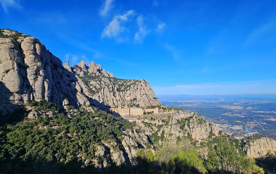 손민호 기자스페인 바르셀로나의 몬세라트. 카탈루냐인의 성지로 통하는 곳이다. 해발 1236m 산 중턱 725m 지점에 1000년 세월을 이어오는 수도원이 거짓말처럼 숨어 있다. 손민호 기자