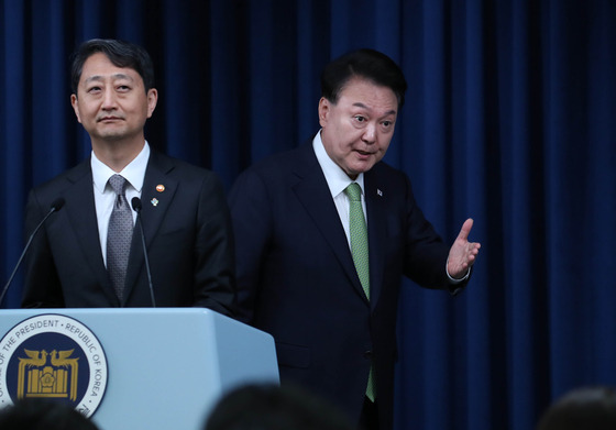 윤석열 대통령이 2024년 6월 3일 서울 용산 대통령실청사에서 대왕고래 관련 국정브리핑을 마친 뒤 브리핑룸을 나서고 있다. 대통령실사진기자단