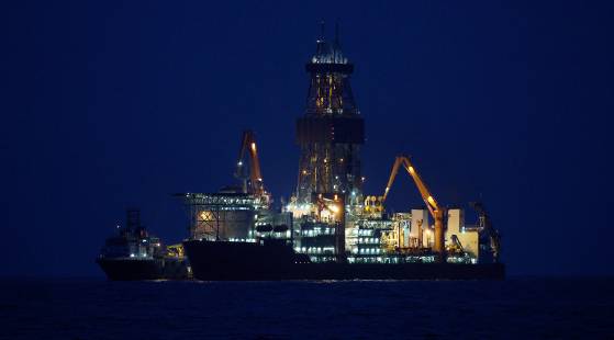 지난해 12월30일 새벽 경북 포항시 인근 동해상에서 웨스트 카펠라호가 ‘대왕고래 프로젝트’의 일환으로 탐사시추를 진행하고 있다. 연합뉴스