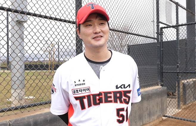 ▲ KIA 타이거즈 전상현이 스프링캠프가 열리고 있는 미국 캘리포니아주 어바인 그레이트파크 베이스볼 컴플렉스에서 KBC 취재진과 인터뷰를 하고 있다
