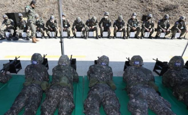 2일 오전 경북 경산시 예비군훈련장에서 예비군들이 실탄 사격에 앞서 영점조준 훈련을 하고 있다. 기사와 직접 관련 없음. / 사진=뉴스1
