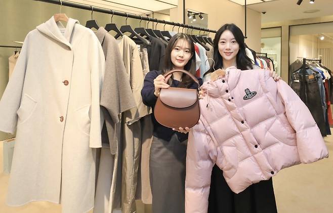 현대백화점은 오는 23일까지 전국 7개 점포에서 해외패션대전을 진행한다. 겨울 이월 상품을 최초 판매가 대비 10~60% 할인한다. / 사진=현대백화점 제공