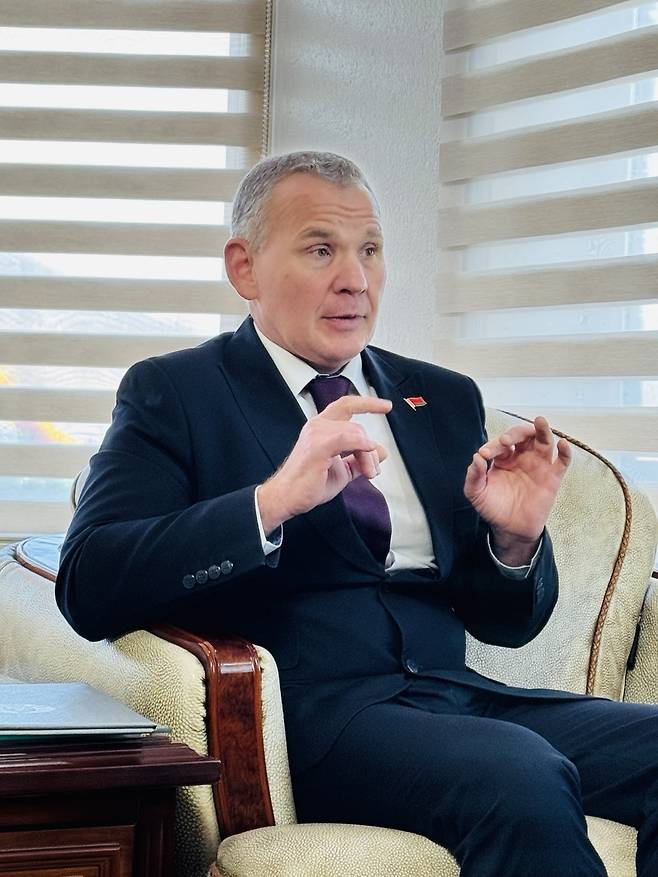 Belarusian Ambassador to Korea Andrew Chernetsky speaks at a press briefing at the Belarus Embassy  in Seoul, Wednesday. (Sanjay Kumar/The Korea Herald)