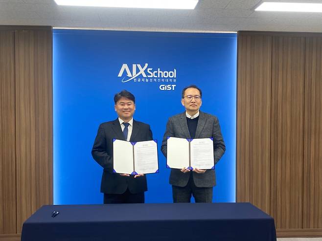 위더스랩은 최근 광주과학기술원(GIST) 인공지능(AI)융합환경시스템공학연구실 김준하 교수와 국내 최초 의료폐기물 케미컬 멸균·분쇄 자동화 처리장비 공동 개발을 위한 업무협약(MOU)을 체결했다. 협약식에는 김준하 교수(왼쪽), 정우형 위더스랩 사업총괄대표가 참석했다. 위더스랩 제공