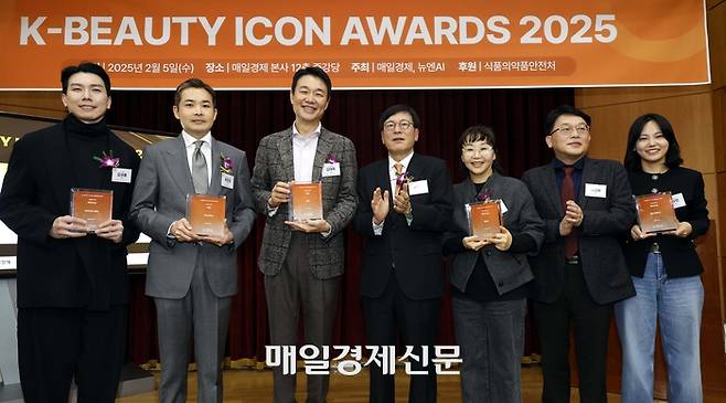 지난 5일 매일경제신문과 뉴엔AI가 공동주최한 K뷰티 아이콘 어워즈 시상식에서 참석자들이 기념사진 촬영을 하고 있다. 왼쪽부터 김규봉 브이티코스메틱 디지털센터장, 최민정 이니스프리 대표, 김태욱 아이패밀리에스씨 회장, 손현덕 매일경제신문 대표, 이수연 에뛰드 대표, 배성환 뉴엔AI 대표, 고규빈 CJ올리브영 뷰티브랜드 사업부장. [김호영 기자]