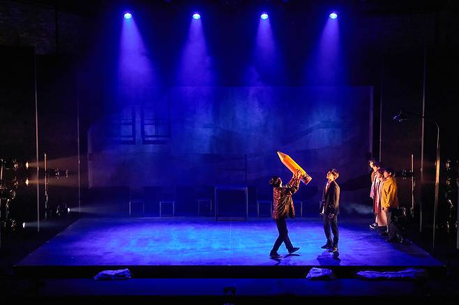 삶을 지탱하는 소중한 기억들을 다룬 연극 ‘뜨거운 여름’. 공연배달서비스간다