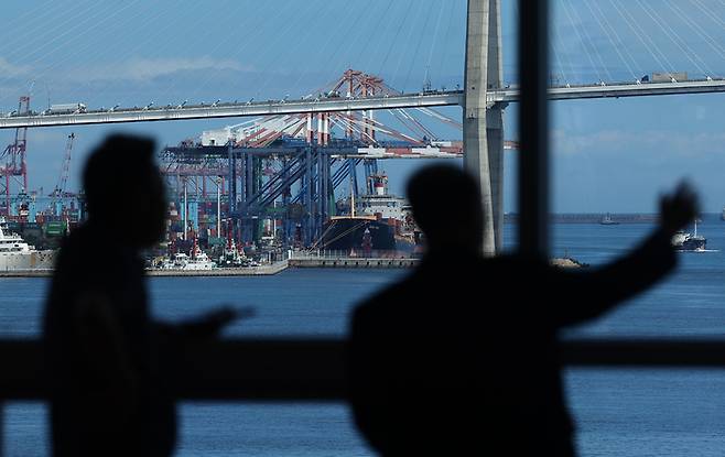 창문 밖으로 보이는 부산항 모습. [사진 = 연합뉴스]