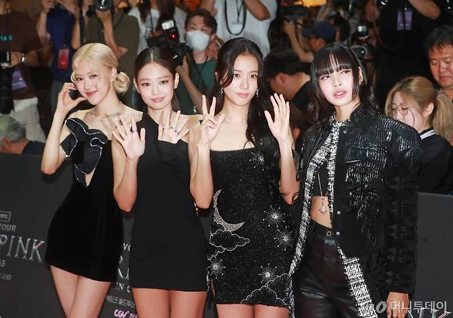 걸그룹 블랙핑크(BLACK PINK)가 2024년 8월9일 오후 서울 영등포구 타임스퀘어 영등포점에서 진행된 ‘본 핑크 인 시네마스'(BORN PINK IN CINEMAS) 핑크카펫 행사에서 포즈를 취하고 있다. /사진=이동훈