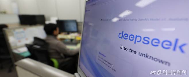 정부 부처들이 6일 중국 인공지능 딥시크(Deepseek) 접속 차단에 대거 나선 가운데 6일 서울 종로구 정부서울청사 사무실에서 공무원들이 업무를 보고 있다. 2025.02.06./사진제공=뉴시스