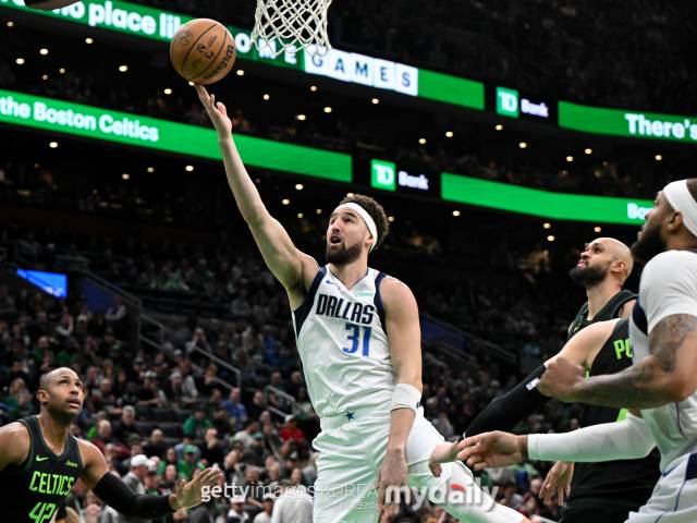 톰슨(가운데 31번)이 보스턴 수비진을 뚫고 레이업을 하고 있다. /게티이미지코리아