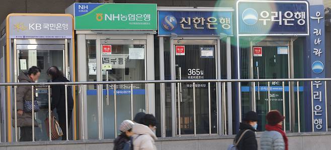 은행의 정기예금 금리가 2%대로 접어들고 있다. 서울의 한 거리에 은행 현금자동입출금기(ATM)가 설치돼 있는 모습 [연합]