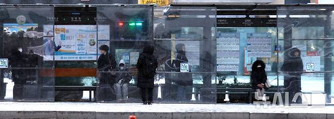 [인천=뉴시스] 전진환 기자 = 수도권 지역에 눈이 내린 7일 오전 인천 남동구 길병원 인근 바람막이가 설치된 버스정류장에서 시민들이 버스를 기다리고 있다.  2025.02.07. amin2@newsis.com