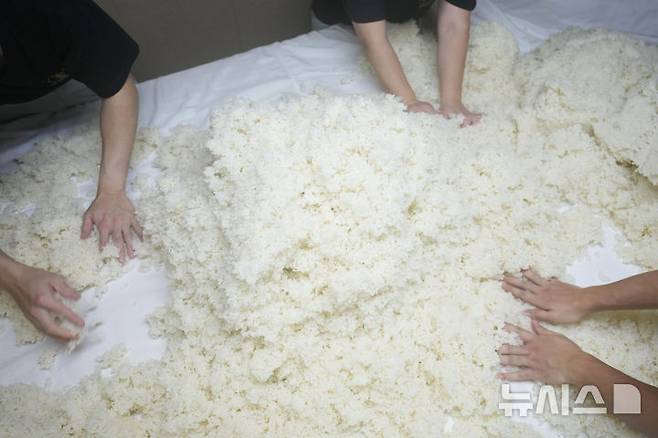 [나가노=AP/뉴시스] 쌀값 급등 사태에 일본 정부는 조기에 비축미를 푼다는 방침을 밝혔다. 내주 방출 시기 등 구체적인 일정을 발표하겠다고 7일 밝혔다. 사진은 지난해 11월 30일 일본 나가노현 오카야의 한 사케 양조장에서 찐 쌀로 일본 술의 술인 사케를 만들 준비를 하는 모습. 2025.02.27.