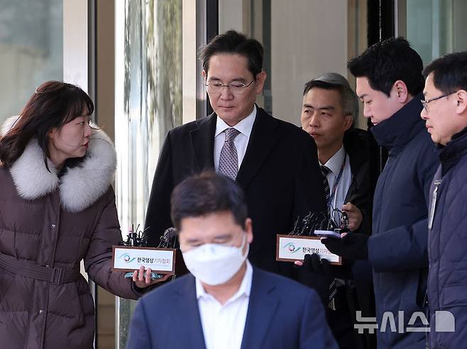 [서울=뉴시스] 김금보 기자 = 제일모직과 삼성물산의 부당합병 의혹으로 재판을 받고 있는 이재용 삼성전자 회장이 지난 3일 오후 서울 서초구 서울고등법원에서 열린 항소심에서 무죄를 선고 받은 뒤 법원을 나서고 있다.이 회장은 삼성그룹 부회장을 맡았던 당시 경영권 승계와 그룹 지배력 강화를 위해 지난 2015년 진행된 삼성물산과 제일모직 합병 과정에 위법하게 관여한 혐의 등으로 2020년 9월 재판에 넘겨졌으며 지난해 2월 1심 판결에서 무죄를 선고 받았다. 2025.02.03. kgb@newsis.com
