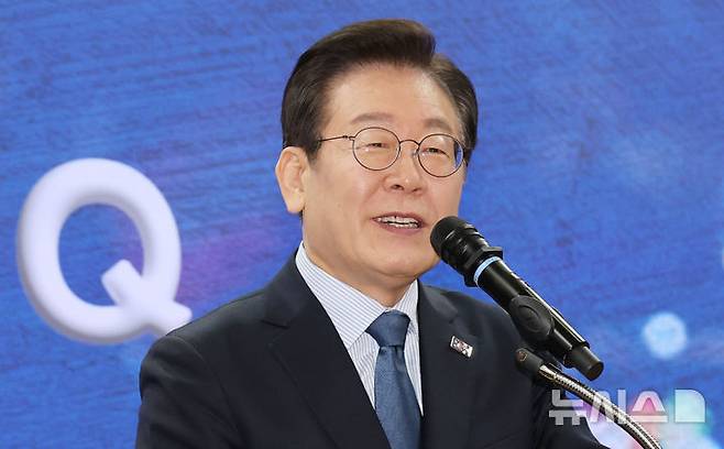 [서울=뉴시스] 조성우 기자 = 이재명 더불어민주당 대표가 7일 오전 서울 여의도 국회에서 열린 정책 소통 플랫폼 '모두의 질문Q' 출범식에서 격려사하고 있다. 2025.02.07. xconfind@newsis.com