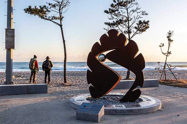 망양정해수욕장이 동서트레일의 동쪽 끝이다. 동서트레일을 상징하는 솔방울 형태의 조형물이 있다.