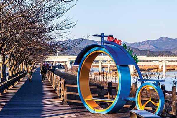 망양정해수욕장에서 왕피천을 따르는 길은 데크가 길게 깔려 있어 도로를 걷는 위험을 감수하지 않아도 된다.