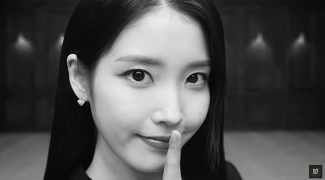 푸라닭 치킨의 유튜브 채널에 게재된 브랜드 론칭 10주년 기념 영상에 등장한 가수 아이유. 푸라닭 치킨 유튜브 채널 영상 캡처