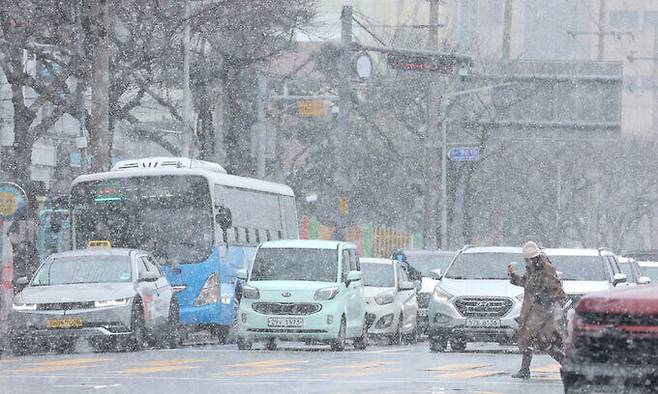 대설·강풍특보가 내려진 7일 오후 제주시 노형동의 거리에 눈보라가 몰아치고 있다. 연합뉴스