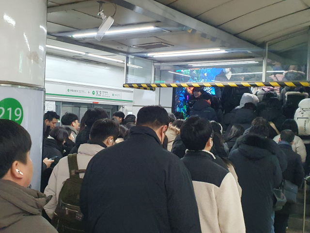 7일 오전 8시 30분께 지하철 2호선 삼성역이 출근하는 직장인들로 발 디딜 틈 없이 빽빽하게 들어차 있다. 장형임 기자