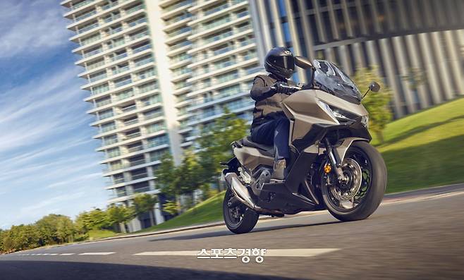 25YM Honda Forza 750