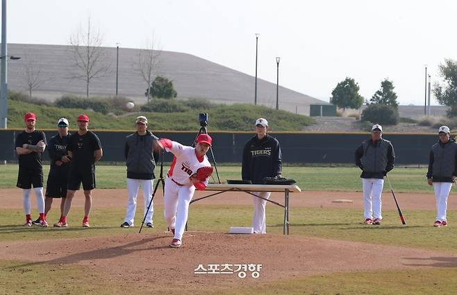 KIA 신인 김태형이 미국 어바인 스프링캠프에서 코칭스태프가 지켜보는 가운데 피칭하고 있다. KIA 타이거즈 제공