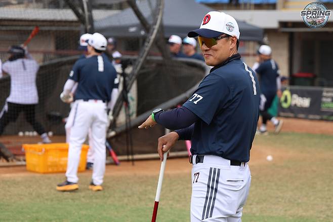 이승엽 두산 감독이 호주 시드니 블랙타운 구장에서 선수들 훈련을 지켜보고 있다. 두산 베어스 제공
