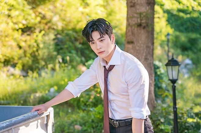 tvN 새 주말극 ‘감자연구소’에서 소백호 역을 연기한 배우 강태오의 출연장면. 사진 tvN