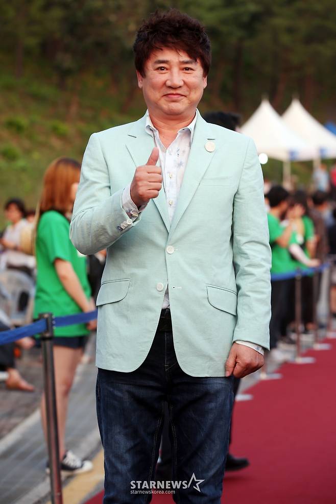 $  배우 장윤주가 13일 오후 충북 제천시 청풍호반무대에서 열린 제11회 제천국제음악영화제 개막식에 참석하고 있다.  제천국제음악영화제는 13일부터 6일간 메가박스 제천, 의림지무대, 청풍호반무대, 제천시 문화회관을 비롯해 제천시 일대에서 진행된다. /사진=제천(충북)=임성균 기자 tjdrbs23@