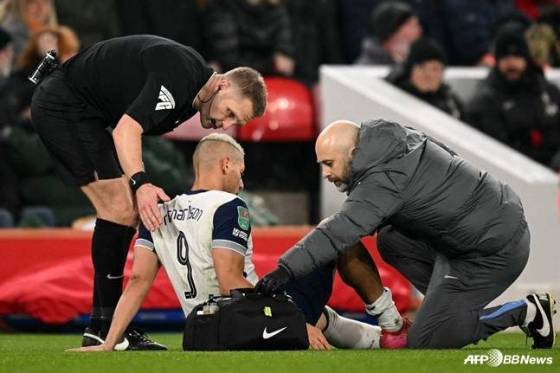 히샬리송(가운데)이 7일 오전 5시(한국시간) 영국 리버풀의 안필드에서 열린 2024~2025시즌 잉글랜드카라바오컵(리그컵) 4강 2차전에서 전반 도중 부상으로 쓰러졌다./AFPBBNews=뉴스1