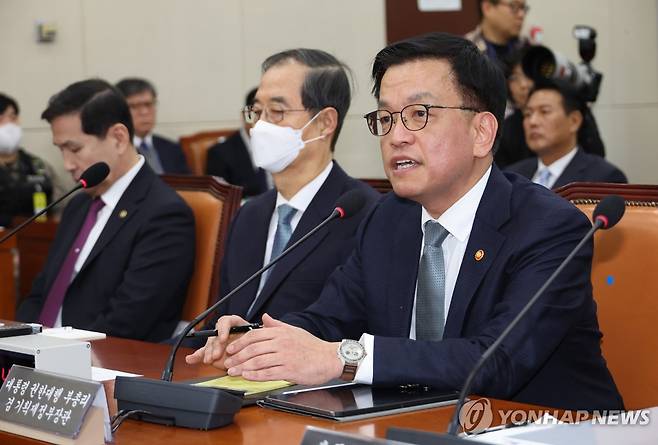 최상목 권한대행, 내란 국조특위 발언 (서울=연합뉴스) 김주성 기자 = 최상목 대통령 권한대행 부총리 겸 기획재정부장관이 6일 서울 여의도 국회에서 열린 '윤석열 정부의 비상계엄 선포를 통한 내란 혐의 진상규명 국정조사 특별위원회' 3차 청문회에서 발언하고 있다.  2025.2.6 utzza@yna.co.kr