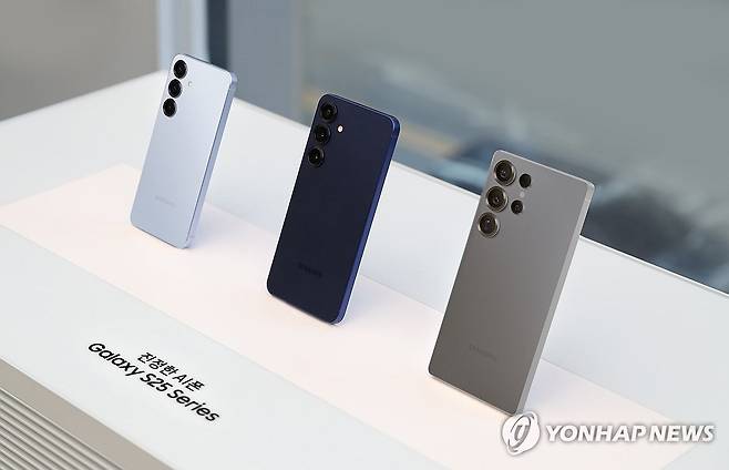 '갤럭시 S25 시리즈' 사전 판매, 130만대 기록 달성 (서울=연합뉴스) 삼성전자가 지난 1월 24일부터 2월 3일까지 진행한 갤럭시 S25 시리즈 국내 사전 판매에서 130만대를 기록했다고 4일 밝혔다. 사진은 갤럭시 S25 시리즈 제품 이미지. 2025.2.4 [삼성전자 제공. 재판매 및 DB 금지] photo@yna.co.kr