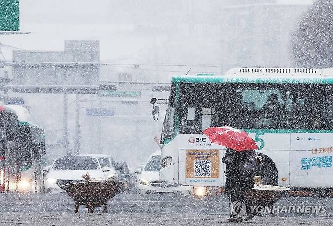 펑펑 내리는 눈 맞으며 (수원=연합뉴스) 홍기원 기자 = 6일 오후 대설주의보가 발효 중인 가운데 경기도 수원시 팔달구 화성행궁에 눈이 내리고 있다. 2025.2.6 xanadu@yna.co.kr