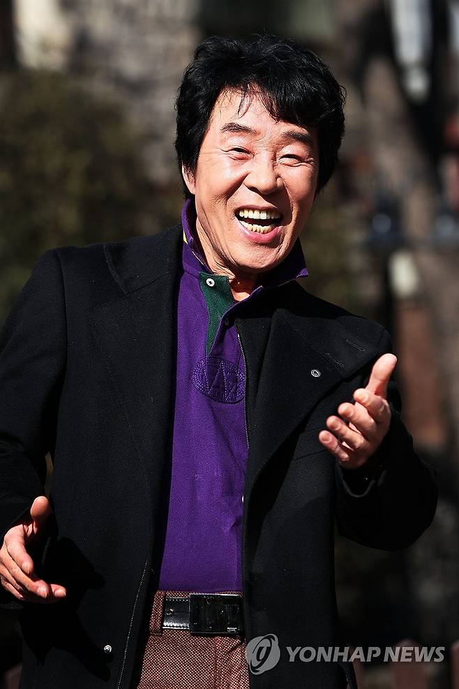 '해뜰날' 부른 트로트 가수 송대관 별세 (서울=연합뉴스) '해뜰날' 등으로 큰 인기를 누린 트로트 가수 송대관이 7일 오전 별세했다. 향년 79세. 
    송대관은 1967년 '인정 많은 아저씨'로 데뷔해 1975년 '해뜰날'이 히트하며 인기 가수로 도약했다. 이후 '네박자', '유행가', '차표 한장' 등 많은 히트곡을 내며 태진아, 현철, 설운도와 함께 트로트 사대천왕으로 불렸다.  2025.2.7  [연합뉴스 자료사진] photo@yna.co.kr