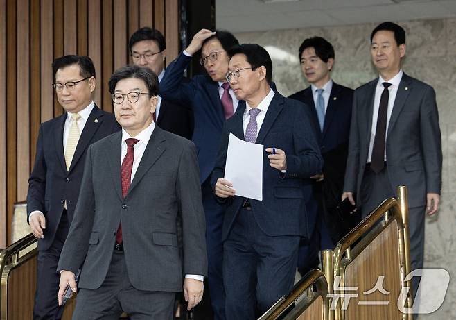 권성동 국민의힘 원내대표가 7일 오전 서울 여의도 국회에서 열린 원내대책회의에 참석하고 있다. 2025.2.7/뉴스1 ⓒ News1 이재명 기자