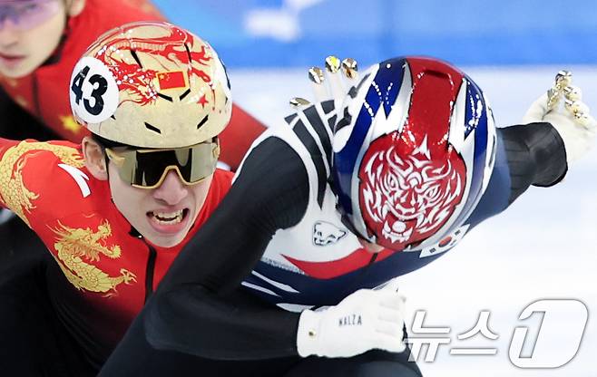 8일(현지시간) 중국 헤이룽장성 하얼빈 빙상훈련센터 다목적홀에서 열린 하얼빈 동계아시안게임 쇼트트랙 남자 1,500m 결승에서 박지원이 역주하고 있다. 왼쪽은 중국 대표팀 린샤오쥔(한국명 임효준). 2025.2.8/뉴스1 ⓒ News1 이승배 기자