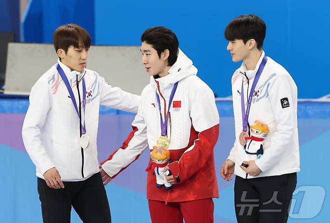 8일(현지시간) 중국 헤이룽장성 하얼빈 빙상훈련센터 다목적홀에서 열린 하얼빈 동계아시안게임 쇼트트랙 남자 500m에서 은메달 박지원과 동메달 장성우가 금메달을 딴 린샤오쥔을 축하해주고 있다. 2025.2.8/뉴스1 ⓒ News1 이승배 기자