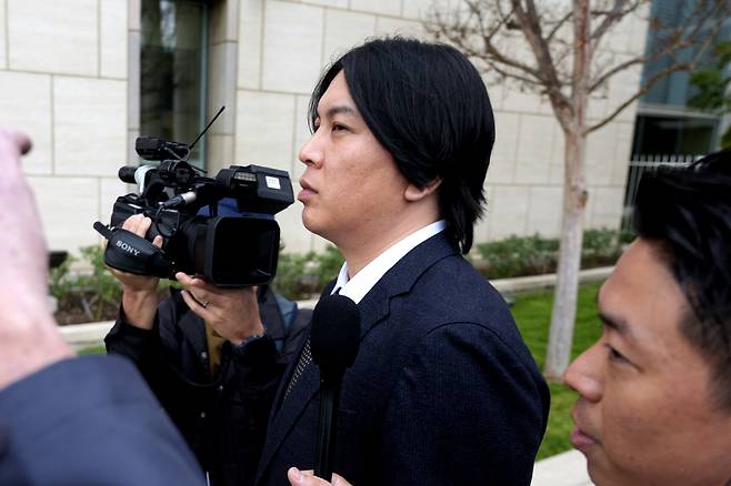 미즈하라 잇페이가 7일(한국시각) 캘리포니아주 산타 아나 법원에서 횡령과 금융사기 등의 혐의로 징역과 보호관찰, 금전 배상  등을 선고 받은 뒤 법정에서 나오고 있다. AP연합뉴스