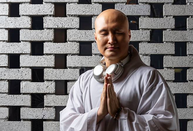 윤성호씨는 불교 집안에서 자란 불교 신자이지만, 기독교계 신학과도 다녔다. "어떤 초월적 존재가 항상 나를 내려다보고 있다는 느낌을 가진다. 혼자 있어도 생각과 행동을 다잡게 된다"고 한다. /양수열 영상미디어 기자