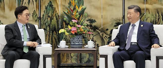 우원식(왼쪽) 국회의장이 7일 중국 하얼빈 타이양다오(太陽島)호텔에서 시진핑 중국 국가주석과 만나고 있다. /국회의장실