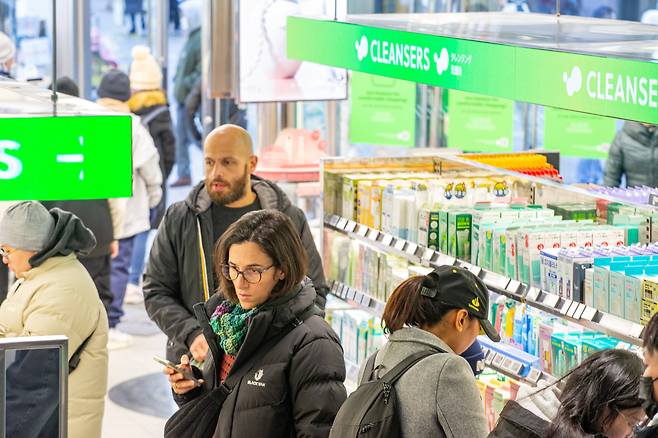 올리브영은 외국인 관광객 사이에서 ‘K뷰티의 성지’로 불린다. /김용재 영상미디어 기자