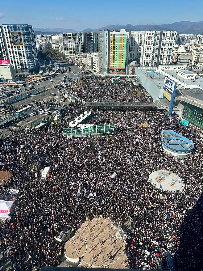 8일 오후 동대구역 광장에서 개신교 단체 세이브코리아가 국가비상기도회를 열고 윤석열 대통령 탄핵 반대와 석방을 촉구하고 있다./김동환 기자