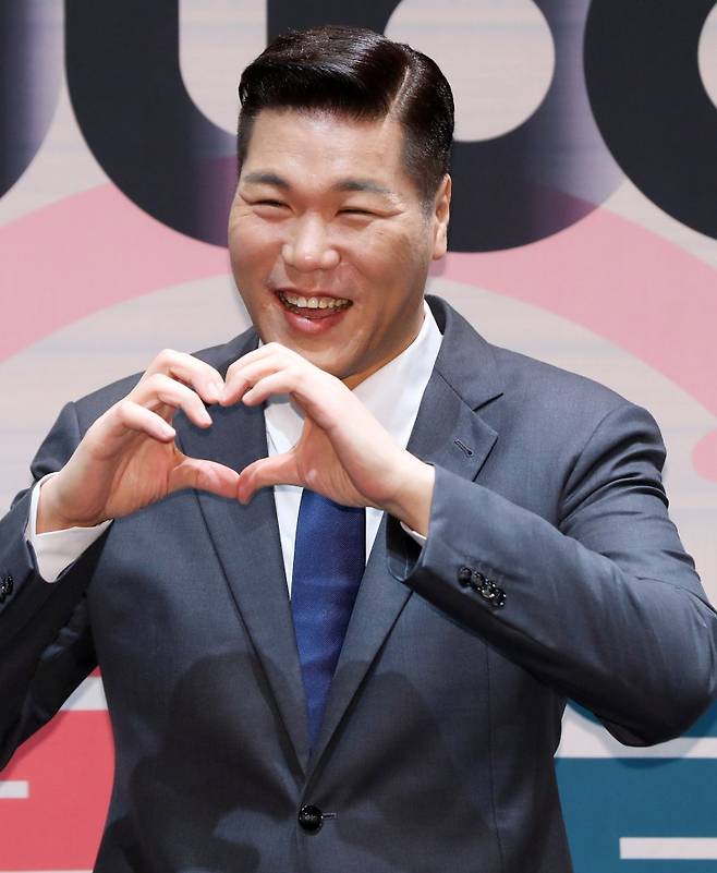 방송인 서장훈이 지난해 8월 서울 구로구 라마다 신도림에서 열린 JTBC 예능 프로그램 '이혼숙려캠프' 제작발표회에서 포즈를 취하고 있다. 사진=뉴시스