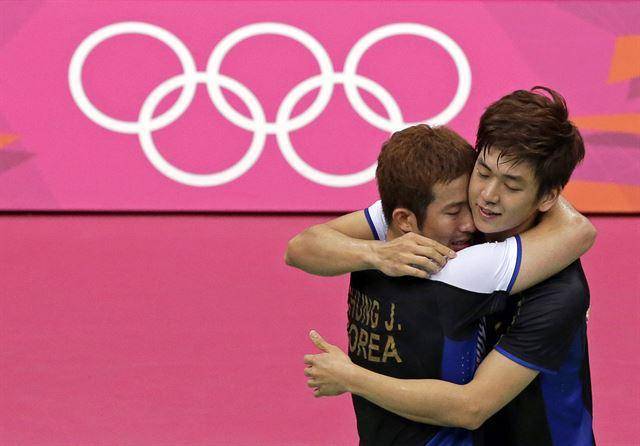 이용대 선수와 환상의 콤비를 이뤘던 정재성이 런던 올림픽에서 동메달을 따낸 뒤 포옹을 하고 있다. AP 연합뉴스