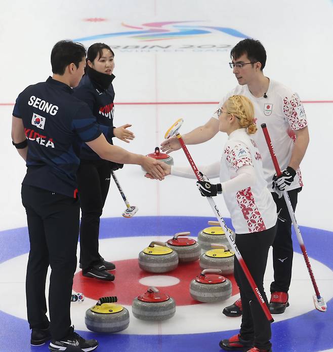 <yonhap photo-3938=""> 한국 컬링 믹스더블, 은메달 (하얼빈=연합뉴스) 박동주 기자 = 8일 중국 하얼빈 핑팡 컬링 아레나에서 열린 컬링 믹스더블 결승 한국과 일본의 경기에서 패한 한국 김경애-성지훈이 상대 선수들과 악수하고 있다. 2025.2.8 pdj6635@yna.co.kr/2025-02-08 11:45:08/ <저작권자 ⓒ 1980-2025 ㈜연합뉴스. 무단 전재 재배포 금지, AI 학습 및 활용 금지></yonhap>